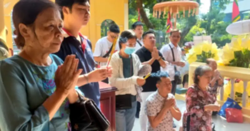 Người dân TP.HCM thành kính dâng hương Giỗ Tổ Hùng Vương tại đền Tao Đàn