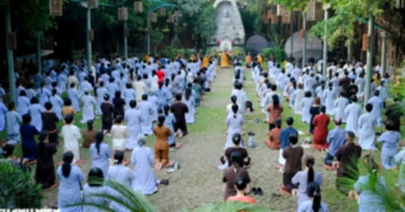 Người dân TP.HCM tìm về chùa dự khóa tu, dâng hương Giỗ tổ Hùng Vương