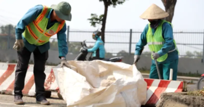 Người dân TP.HCM vật lộn dưới nắng 40 độ C, hứng chịu hơi nóng hầm hập