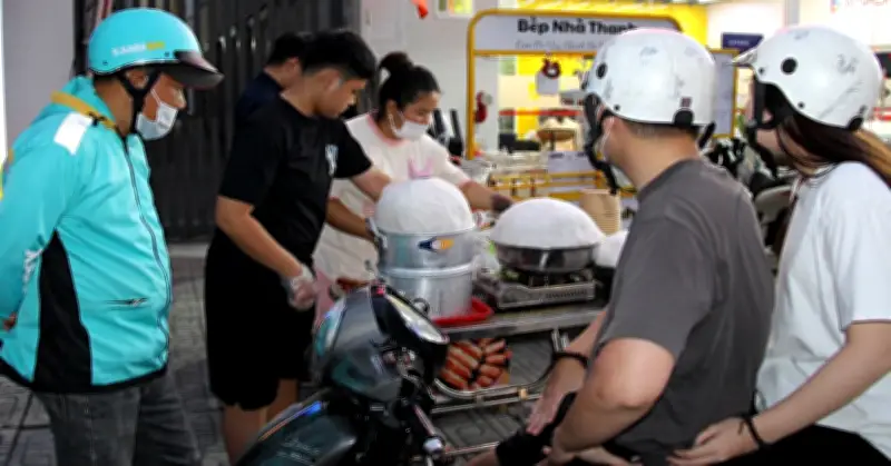 Người dân TP.HCM xếp hàng dài chờ mua món ăn hot trend từ Trung Quốc