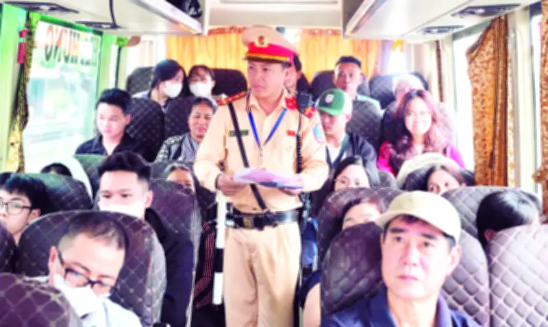 Người dân đổ về bến xe dịp lễ, Hà Nội và TP.HCM tăng cường xe phục vụ