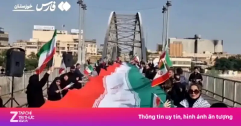 Người Iran tạo 'hàng rào sống' bảo vệ nhà máy điện trước căng thẳng quốc tế