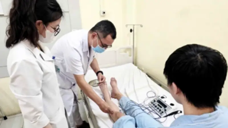 Ngồi khoanh chân lâu, thanh niên 19 tuổi bị liệt dây thần kinh, mắc hội chứng bàn chân rủ