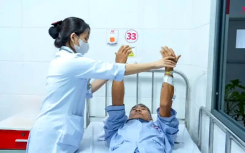 Người đàn ông 59 tuổi phát hiện dị dạng mạch máu não, dấu hiệu đau đầu ù tai cần cảnh giác