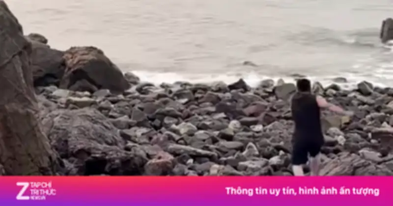 Người đàn ông dũng cảm lao xuống dòng nước cứu nam sinh đang chới với