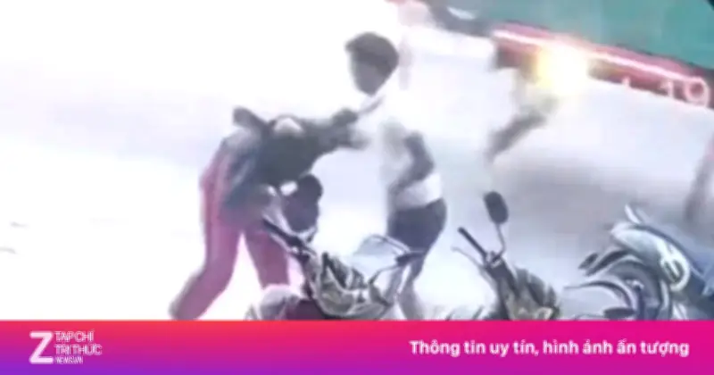 Người đàn ông dùng dép đánh tới tấp phụ nữ trên đường gây phẫn nộ