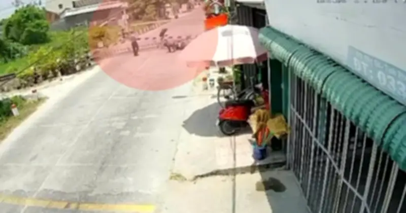 Người đàn ông lái xe máy tông gãy gác chắn đường sắt ở Quảng Ngãi