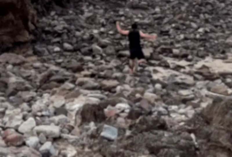 Người đàn ông áo đen chạy như bay cứu nam sinh đuối nước ở đảo Lan Châu