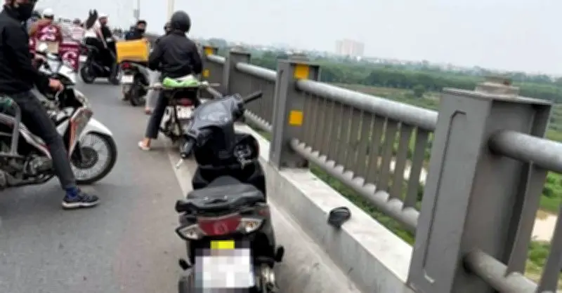 Người đàn ông rơi từ cầu Vĩnh Tuy tử vong, chìa khóa xe máy vẫn cắm trong ổ