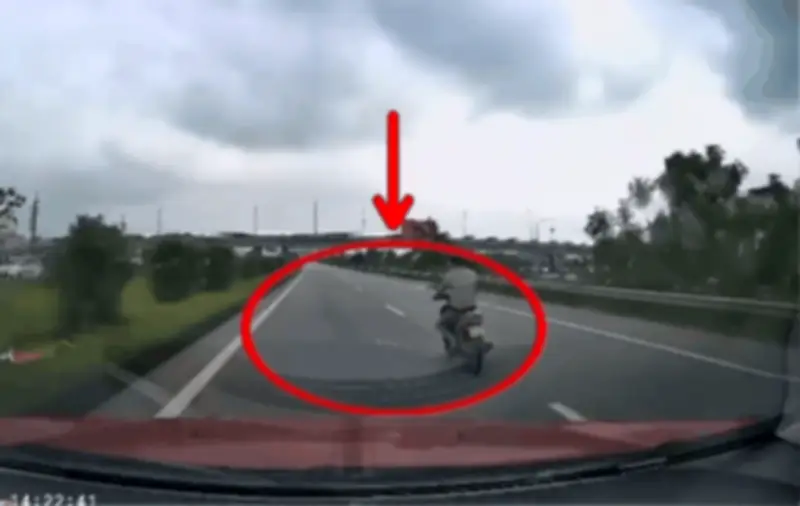 Người đàn ông say rượu lái xe máy vào cao tốc, lạng lách đánh võng gây nguy hiểm