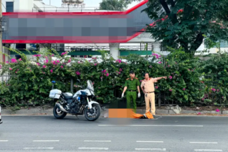 Người đàn ông tử vong bất thường giữa đường ở TP.HCM, nghi do tai nạn giao thông