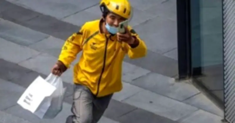 Người đàn ông Trung Quốc trả nợ 1,5 tỷ đồng nhờ giao đồ ăn