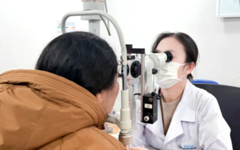 Người Phụ Nữ 61 Tuổi Ở Lâm Đồng Bị Ong Két Đốt Trong Mắt Suốt 24 Giờ