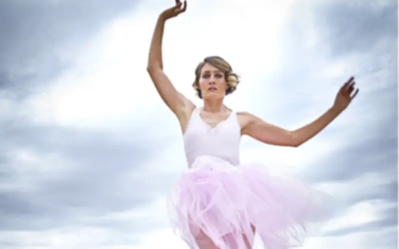 Người Phụ Nữ Nga Lập Kỷ Lục Guinness Đi Trên Dây Chỉ Bằng Mũi Chân