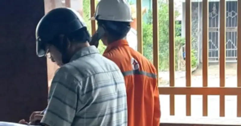 Người Thợ Điện Áo Cam Và Sự Ấm Áp Giữa Đêm Mưa Tối Điện