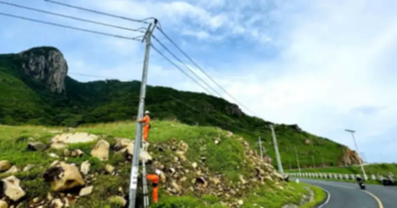 Người Thợ Điện TP.HCM: Hình Ảnh Đẹp Trong Ánh Nắng Và Sự Hy Sinh Thầm Lặng