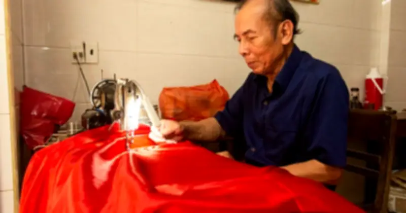 Người thợ may cờ Tổ quốc suốt 20 năm ở Hiền Lương - Bến Hải