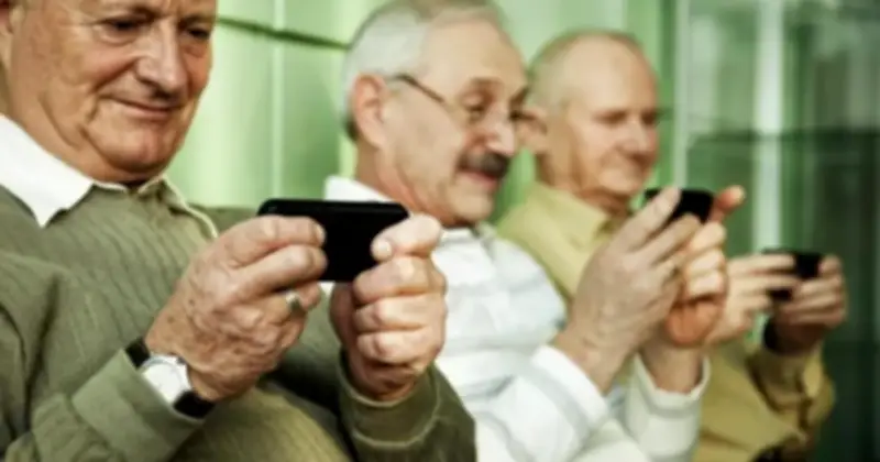Người về hưu lãng phí thời gian vàng vào smartphone và mạng xã hội