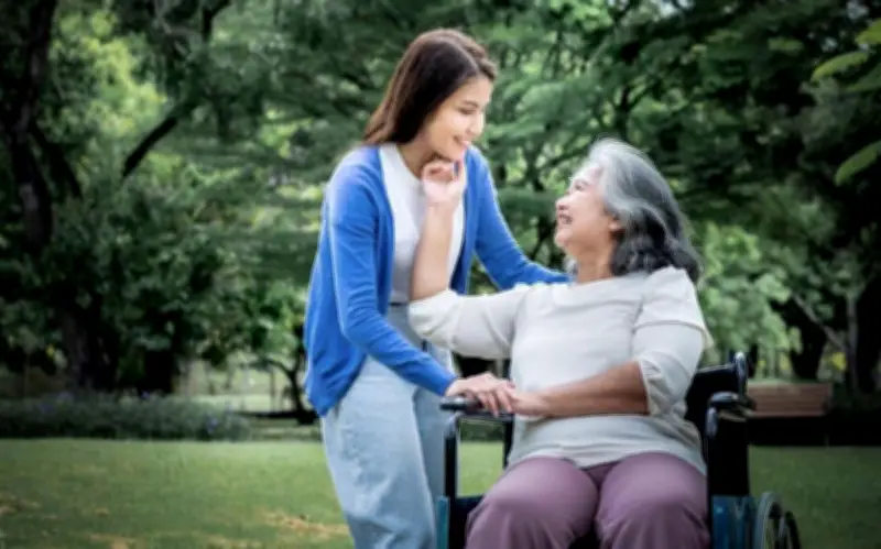 Ngân hàng gọi điện thông báo mẹ chồng qua đời, tôi mới hiểu lòng người trong gia đình