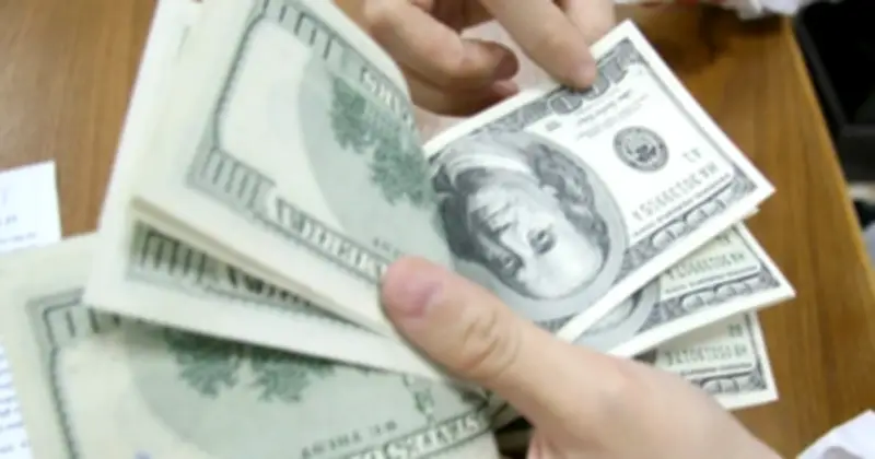 Ngân hàng Nhà nước điều chỉnh tỷ giá trung tâm, giá USD trong nước giảm nhẹ