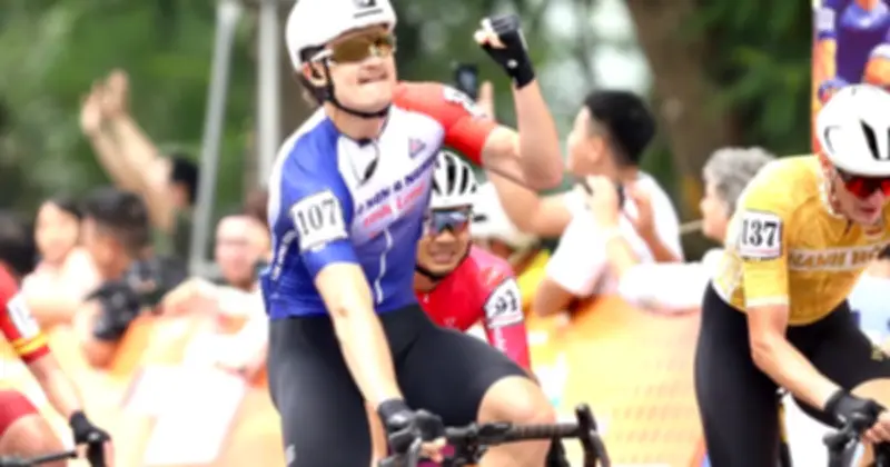 Ngoại binh thống lĩnh Cúp xe đạp truyền hình TP.HCM tại chặng đua Hồ Hoàn Kiếm