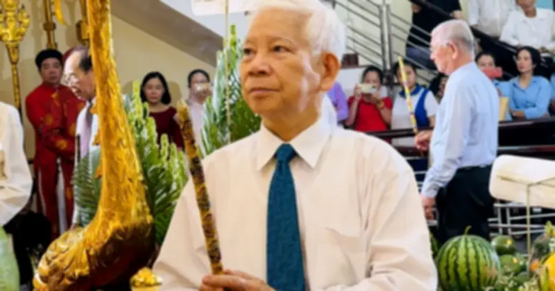 Nguyên Chủ tịch nước Nguyễn Minh Triết dâng hương tại Đền Hùng Bình Dương