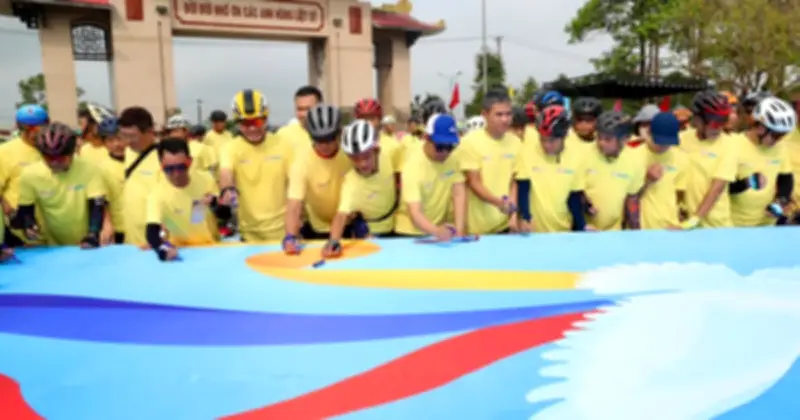 Ngày hội đạp xe Vì hòa bình tri ân liệt sĩ tại nghĩa trang Vĩnh Linh, Quảng Trị