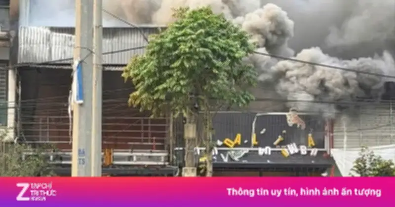 Nhà Hàng Cua Sông Bốc Cháy Dữ Dội, Lửa Lan Sang Ba Ngôi Nhà Liền Kề