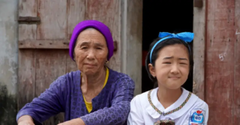 Ánh sáng dần tắt trong đôi mắt bé gái 9 tuổi, bà ngoại U80 gồng mình níu hy vọng