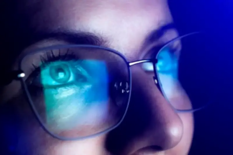 Ánh sáng xanh từ màn hình: Mối lo ngại thực sự và sự thật khoa học