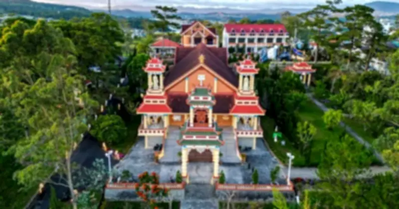 Nhà Thờ Du Sinh Đà Lạt: Kiến Trúc Độc Đáo Hòa Quyện Đông - Tây