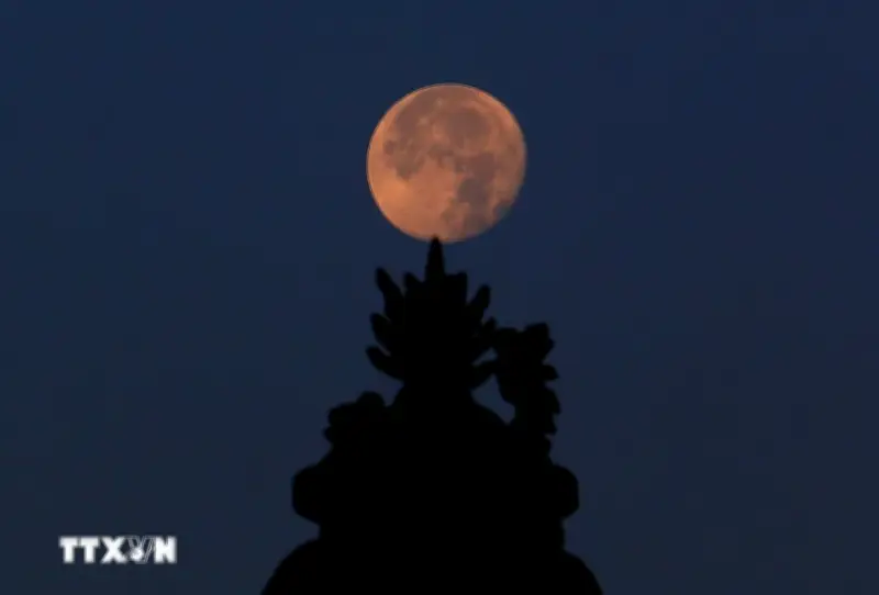 Ánh trăng lần mờ nhuộm vẻ thơ mộng trên bầu trời Cần Thơ