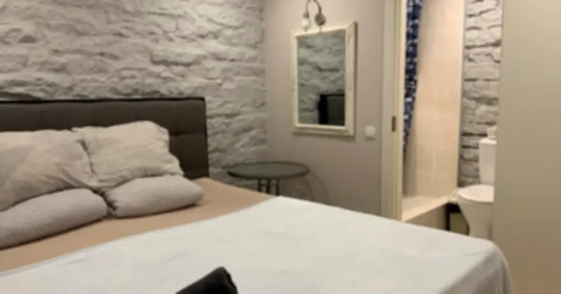 Nhà vệ sinh trong phòng ngủ: Tiện nghi nhưng tiềm ẩn rủi ro cho sức khỏe và tài vận