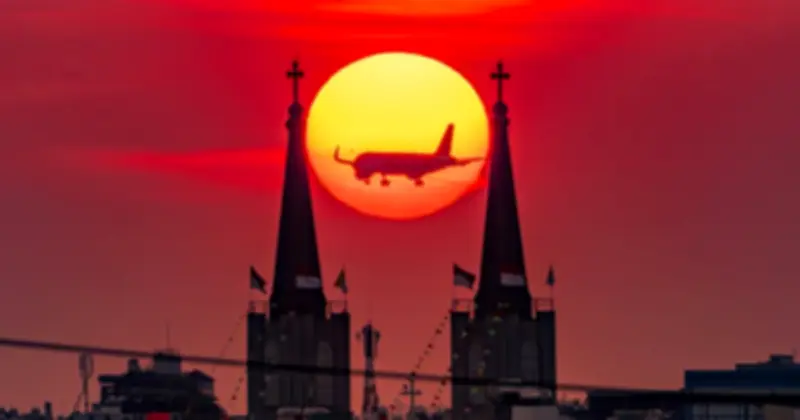 Nhiếp ảnh gia 'phục kích' 7 ngày chụp mặt trời 'nuốt trọn' máy bay giữa tháp nhà thờ