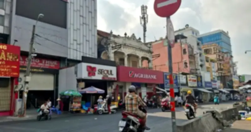 Nhiều người ngang nhiên chạy xe máy ngược chiều, lấn vỉa hè tại TP.HCM