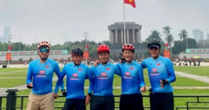 Nhóm 10 người ngoài 50 tuổi đạp xe xuyên Việt, quyên góp 69 triệu đồng từ thiện