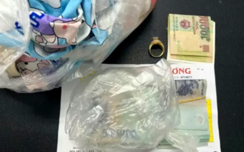 Nhóm bạn trẻ trung thực giao nộp tài sản 40 triệu đồng tìm thấy ở bãi biển Đà Nẵng