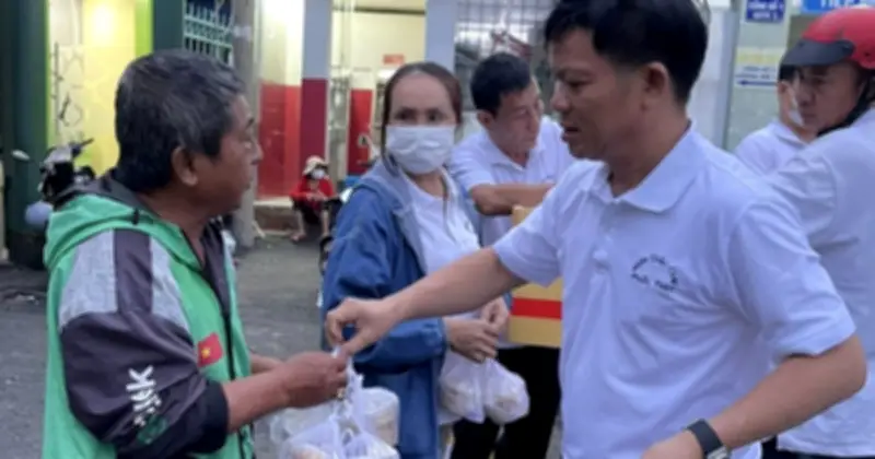 Nhóm Cháo Chay Phước Thiện: 10 Năm Thắp Sáng Yêu Thương Từ Những Nồi Cháo Xuyên Đêm