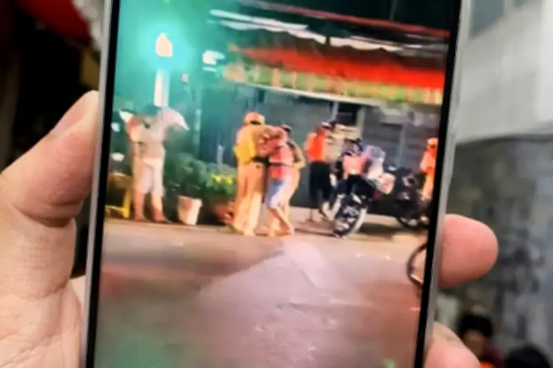 Nhóm người cản trở CSGT kiểm tra nồng độ cồn tại TP.HCM, bị khởi tố