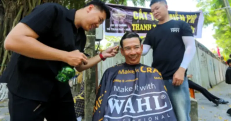 Nhóm thợ trẻ Huế cắt tóc miễn phí, thanh toán bằng nụ cười cho người khó khăn