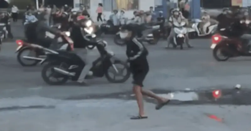 Nhóm thanh niên cầm hung khí đánh nhau gần Khu công nghiệp Sóng Thần, công nhân hoảng sợ