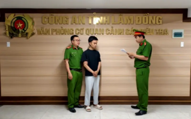 Nhân viên ngân hàng chiếm đoạt gần 2 tỷ đồng bằng thủ đoạn yêu cầu khách đưa điện thoại