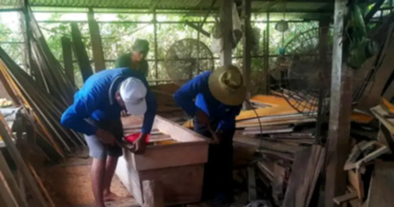 Những lão nông miệt mài đóng quan tài miễn phí suốt 17 năm