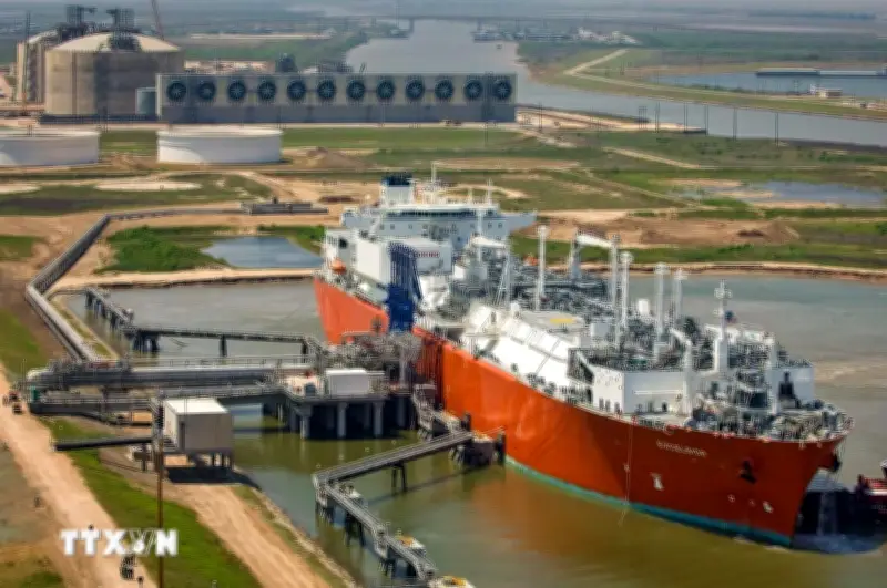 Nhập khẩu LNG của châu Âu giảm do sức hút từ châu Á