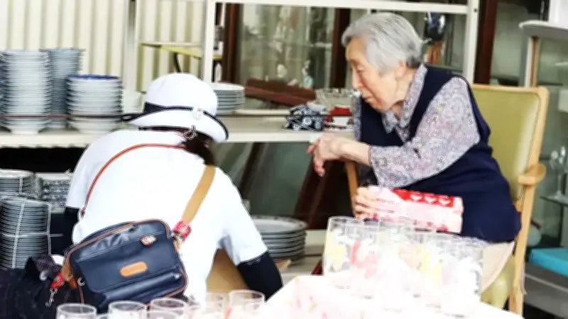 Nhật Bản: 'Quý cô Yakult' - Sợi dây kết nối xoa dịu nỗi cô đơn người cao tuổi