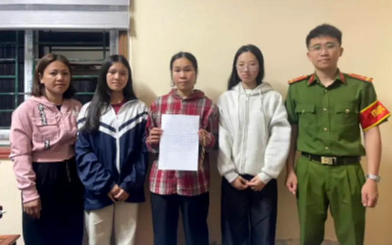 Nhặt Được Dây Chuyền Vàng, Hai Nữ Sinh Nhờ Công An Tìm Chủ Nhân