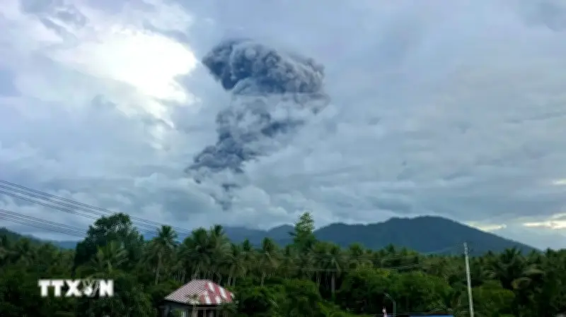 Núi lửa Dukono Indonesia phun trào liên tục, cảnh báo nguy cơ tro bụi lan rộng