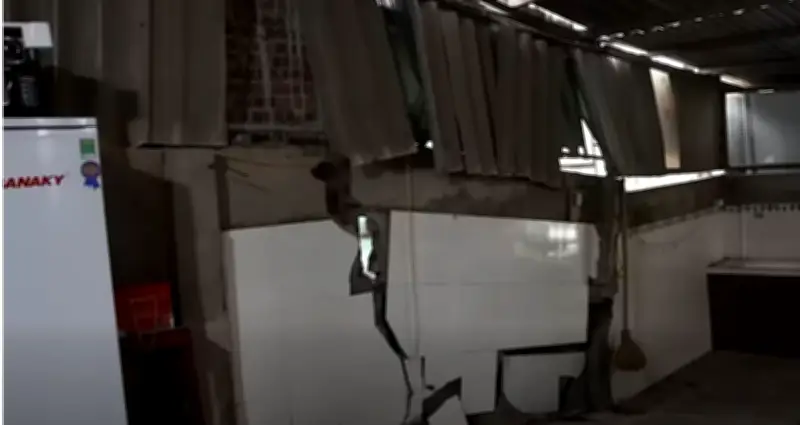 Nền đất sụt sâu, tường nứt toác, 11 hộ dân phải di dời khẩn cấp