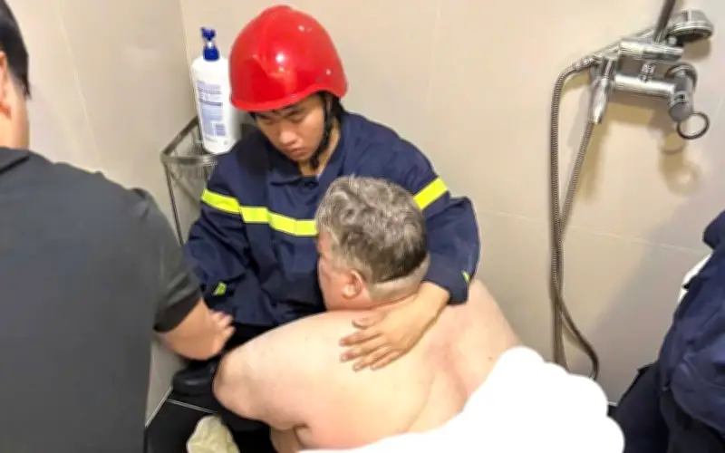 Đà Nẵng: Giải cứu thành công du khách Mỹ nặng gần 300kg mắc kẹt trong nhà vệ sinh