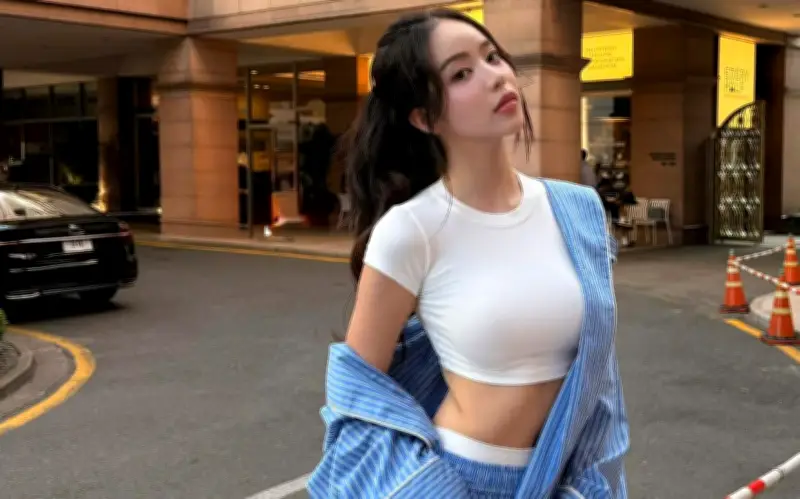 Nàng Hậu Quê Đà Nẵng Gây Chú Ý Với Quần Tụt Và Áo Croptop